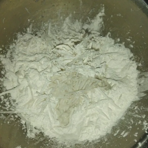 Masukkan tepung sagu dan air kelapa.