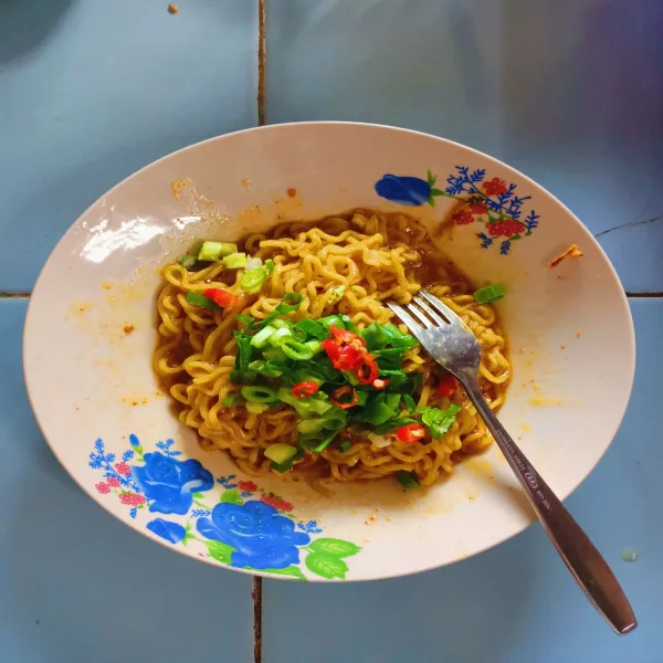 Tambahkan daun bawang dan cabe rawit.