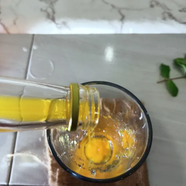 Tuang sirup jeruk/ markisa.