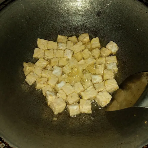 Goreng tempe sampai garing juga, tiriskan.