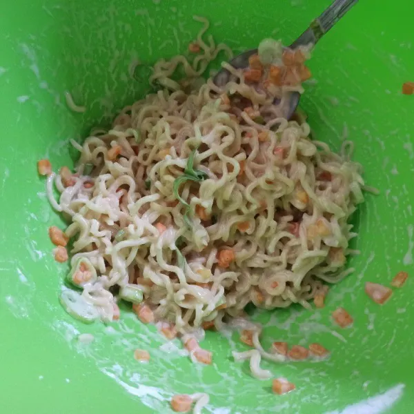 Campur mie dengan tapioka dan daun bawang, aduk hingga tercampur rata.