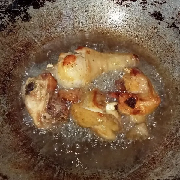 Panaskan minyak masukkan ayam dan goreng ayam hingga kering kecoklatan lalu tiriskan. Ayam goreng kalasan simple siap dinikmati.