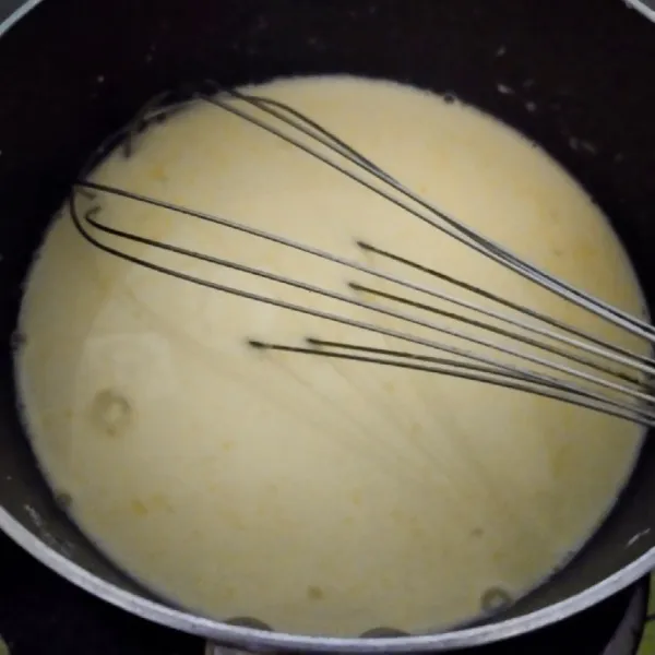 Lalu buat isi vla susu, masukkan bahan vla susu, aduk sampai rata, masak hingga matang dan sisihkan.