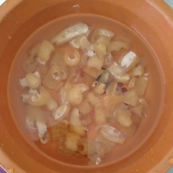 Potong dadu kikil dan rendam di air panas selama 5 menit. Potong dadu tempe dan goreng, lalu angkat dan tiriskan.
