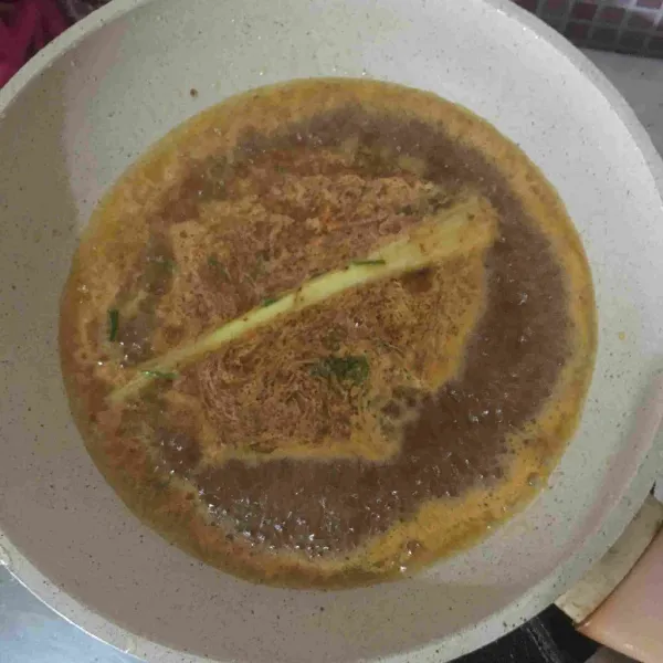 Masukkan air, bumbu nasi goreng, serai, daun jeruk, gula pasir, aduk rata.