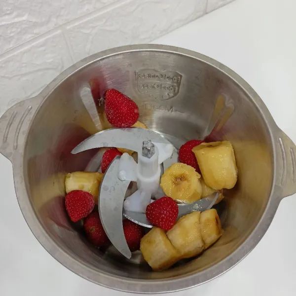 Masukkan pisang beku strawberry beku ke dalam chopper/ blender.