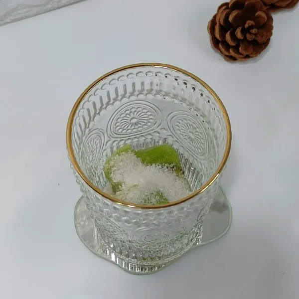 Gula. Tekan pakai muddler.