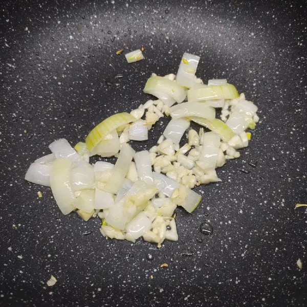 Saos : Tumis bawang putih dan bawang bombay sampai layu dan harum dengan sedikit minyak. Masukkan wortel lalu tumis sebentar saja.
