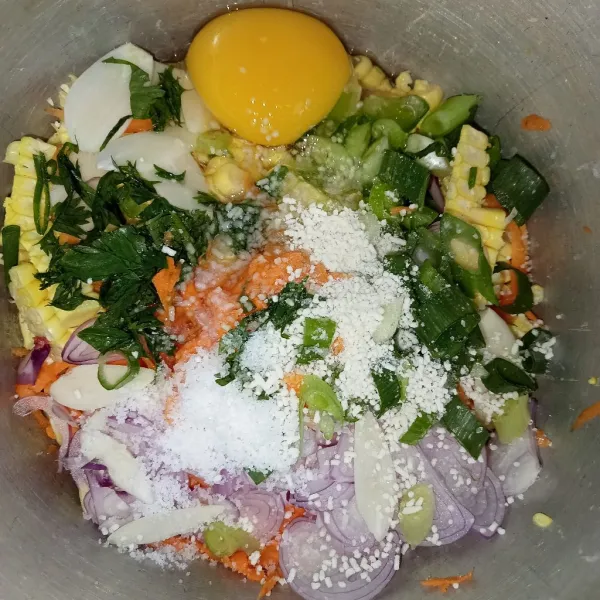 Masukkan irisan bawang merah, bawang putih, seledri, bawang prei. Juga masukkan telur, gula, garam dan kaldu jamur.