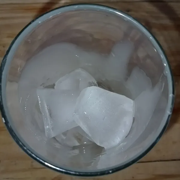 masukkan es batu kedalam gelas.