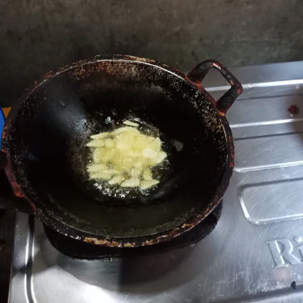 Goreng bawang putih sampai kekuningan, lalu angkat dan tiriskan.