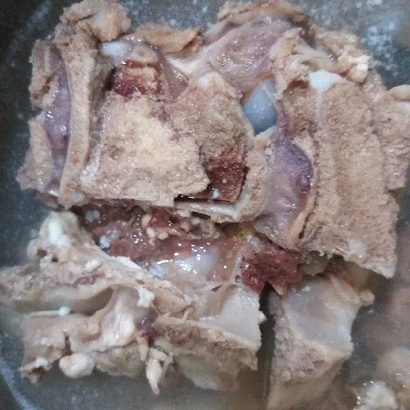 Presto daging bersama balungan selama 30 menit, potong-potong daging.