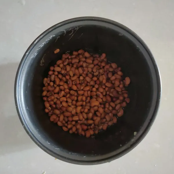 Rebus kacang tolo hingga setengah empuk.