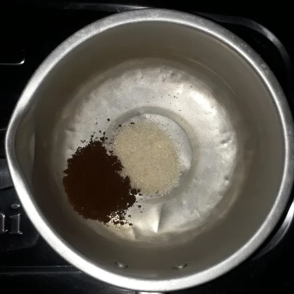 Masukkan kopi hitam dan gula pasir ke dalam panci.