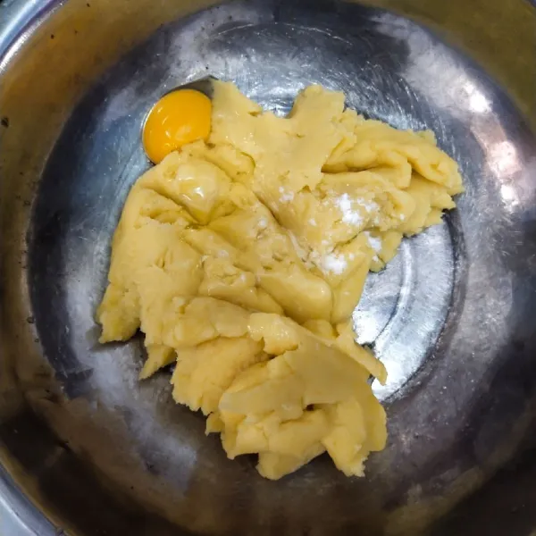 Kemudian masukkan telur satu per satu dan baking powder lalu aduk sampai rata.
