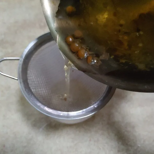 Pisahkan ampas bunga chamomile dengan cara disaring.