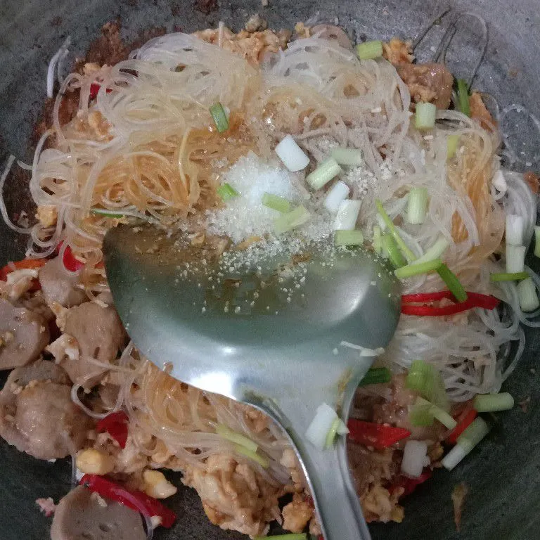 Step 6 Bihun Bakso Goreng
