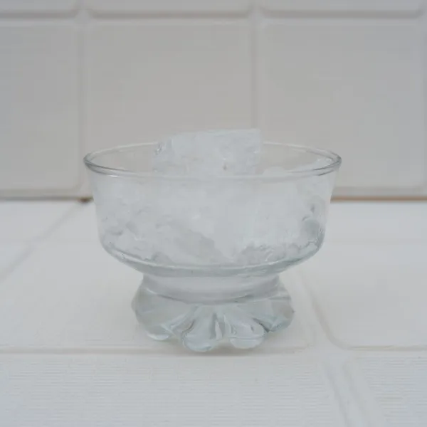 Masukkan es batu dalam gelas secukupnya