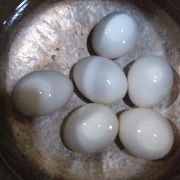 Cuci telur kemudian rebus dengan api sedang sampai matang.