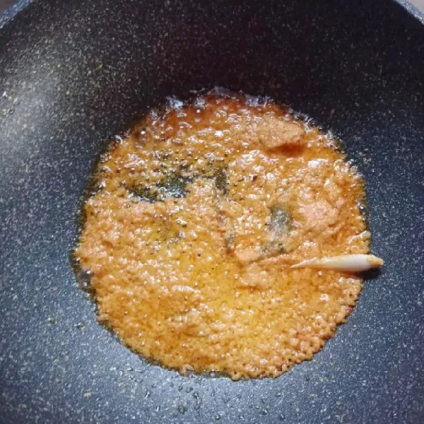 Panaskan minyak, tumis bumbu halus, tambahkan kunyit bubuk, lengkuas dan serai hingga matang.