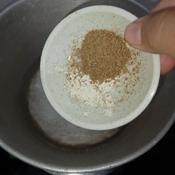 Rebus air kemudian masukkan bawang putih dan ketumbar bubuk.