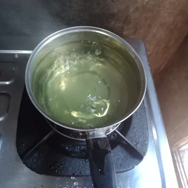 Rebus air dalam panci sampai mendidih.