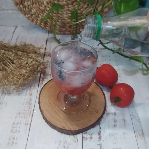 Tuang air soda hingga gelas penuh.