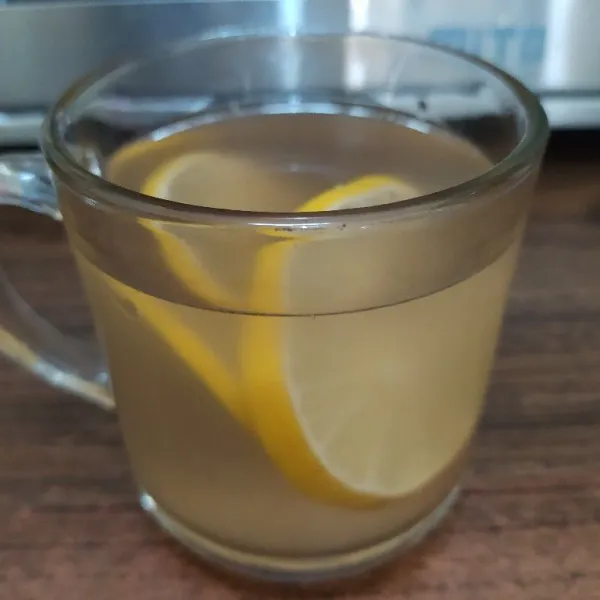 Beri irisan jeruk lemon, lalu sajikan selagi hangat.