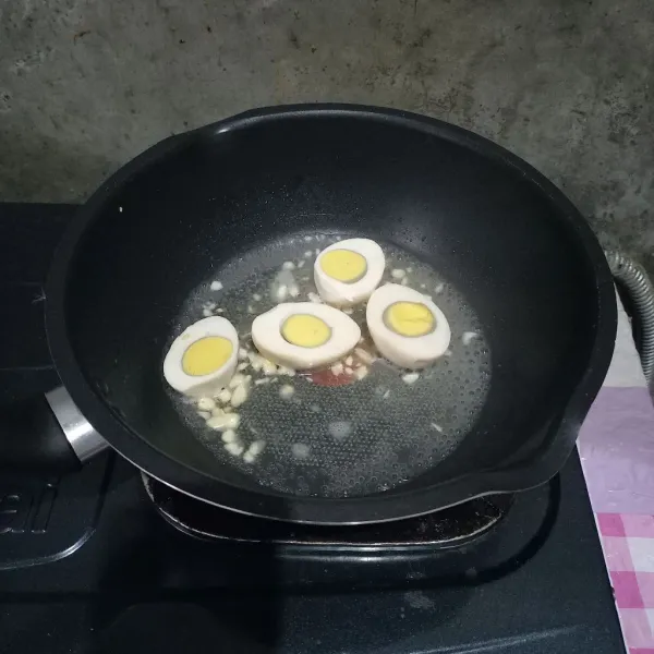 Masukkan telur dan air.