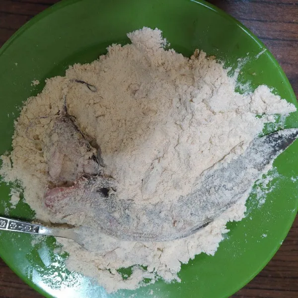 Masukkan ikan lele yang telah dilumuri telur ke dalam tepung. 
Guling-gulingkan hingga semua bagian ikan lele terkena tepung.