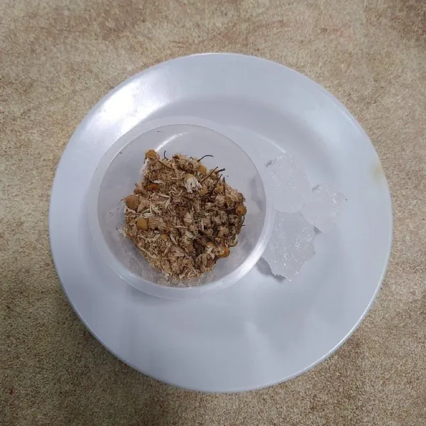 Siapkan semua bahan gula batu dan chamomile tea.