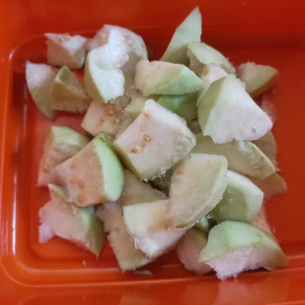 Kupas jambu kemudian potong-potong.