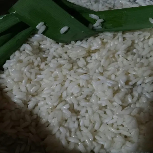 Cuci bersih beras ketan,lalu rendam ± 30 menit. Kukus hingga 1/2 matang.