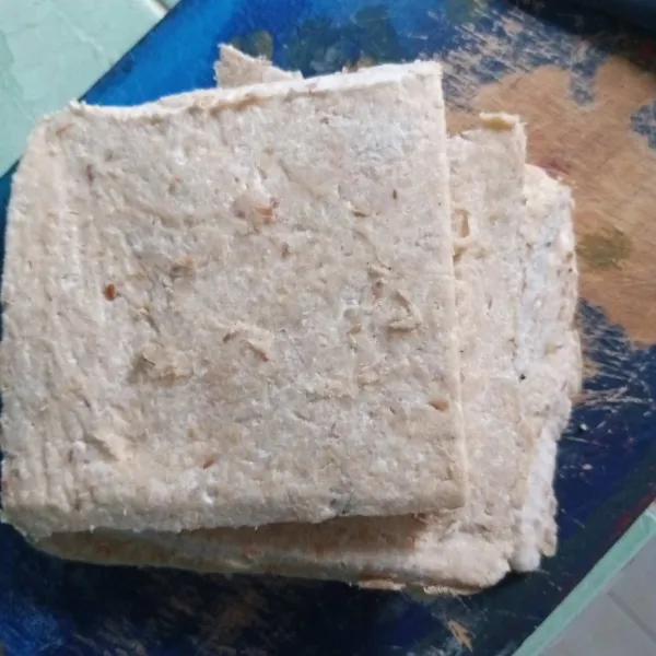 Iris tempe agak tipis