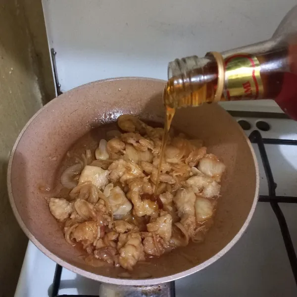 Masukkan ayam goreng dan madu, masak hingga menyerap kemudian sisihkan.