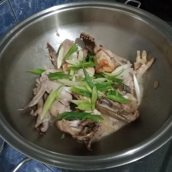 Lalu masukkan ayam. 
Aduk sebentar. 
Tuang secukupnya air. 
Masukkan irisan daun bawang prei. 
Aduk kembali.