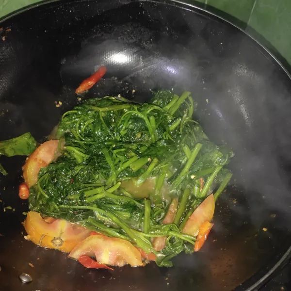 Masukan  irisan tomat dan 1 cabe merah masak hingga empuk