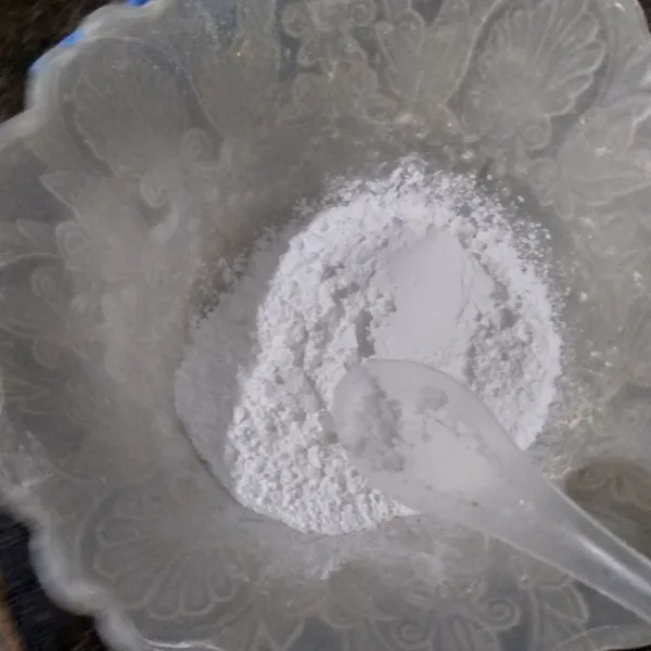 Campur tepung ketan dan tepung tapioka garam aduk rata.