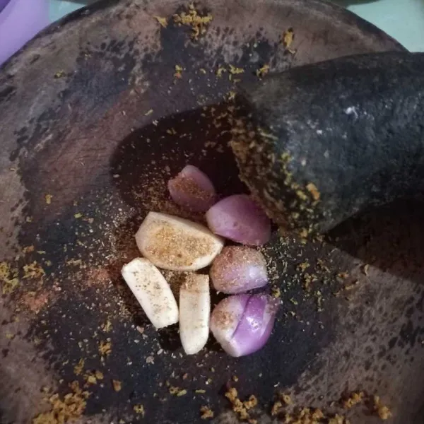 Siapkan bumbu halus, kemudian tumis hingga harum.