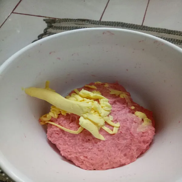 Tambahkan margarin lalu uleni kembali hingga kalis elastis. 
Diamkan adonan sampai mengembang 40 menit. Bisa letakkan wadah adonan diatas panci rebusan air panas biar cepat mengembang.