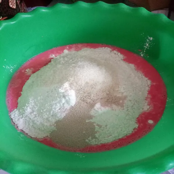 Masukkan terigu,ragi dan gula pasir. Ulen sampai kalis.