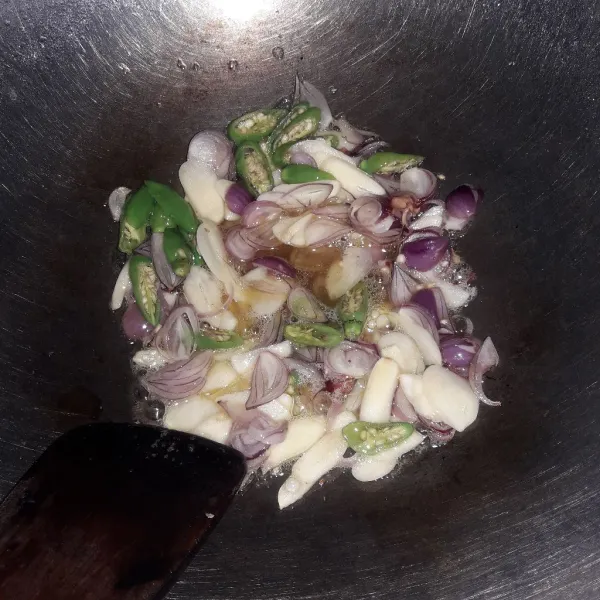 Panaskan sedikit minyak goreng. 
Tumis bawang merah, bawang putih dan cabe sampai wangi.