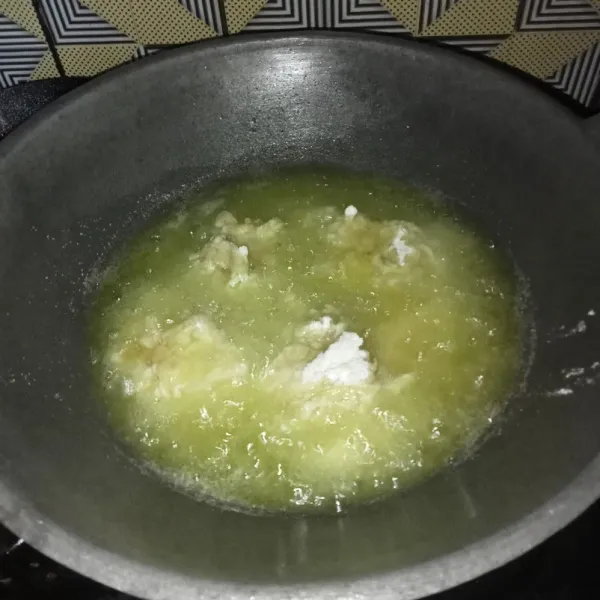 Goreng ayam di minyak panas hingga matang dan kuning keemasan, angkat dan tiriskan.