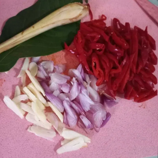 Buang biji cabe kemudian iris bersama bawang merah dan bawang putih. Siapkan juga bumbu lainnya.