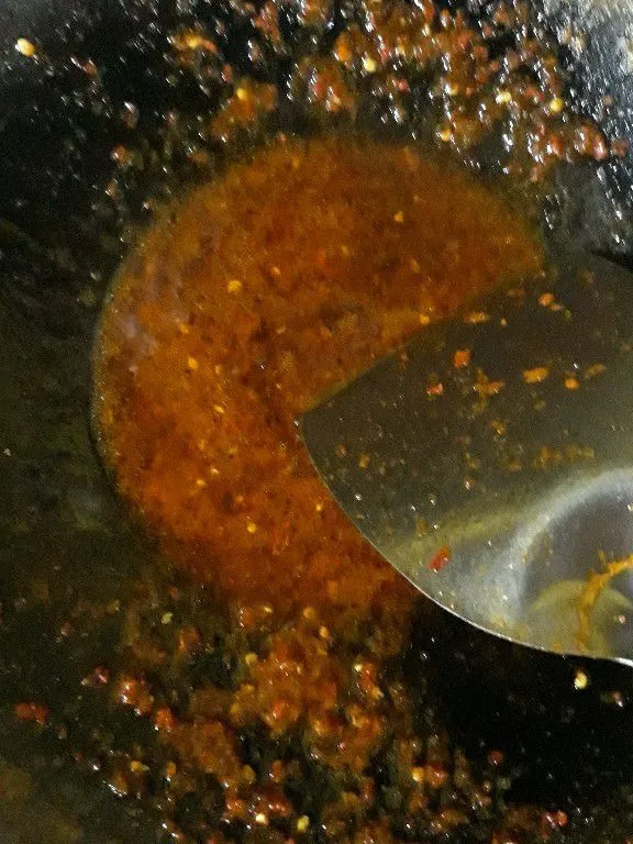 Tumis bumbu halus dan terasi sampai wangi.