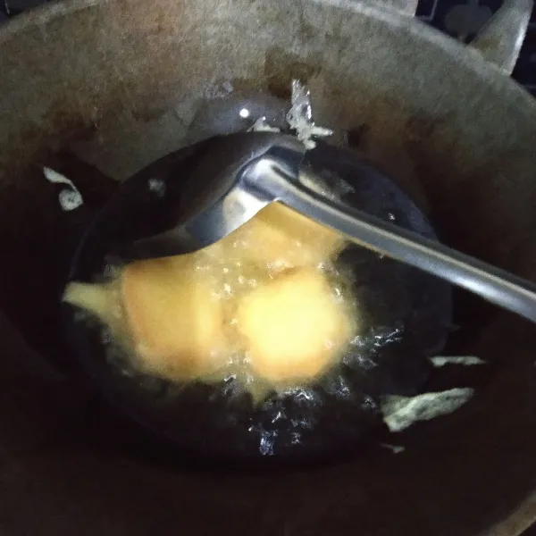 Goreng dalam minyak panas hingga berwarna kuning keemasan.