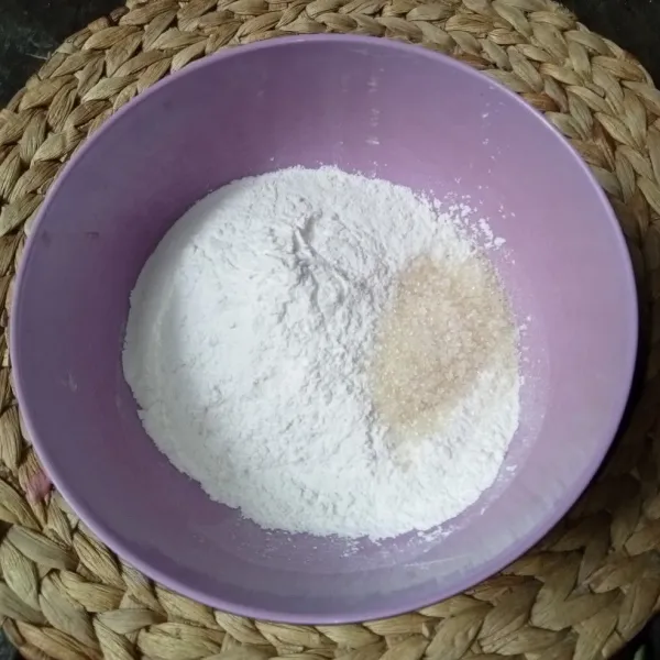 Campur tepung beras, tepung maizena, gula pasir dan garam.