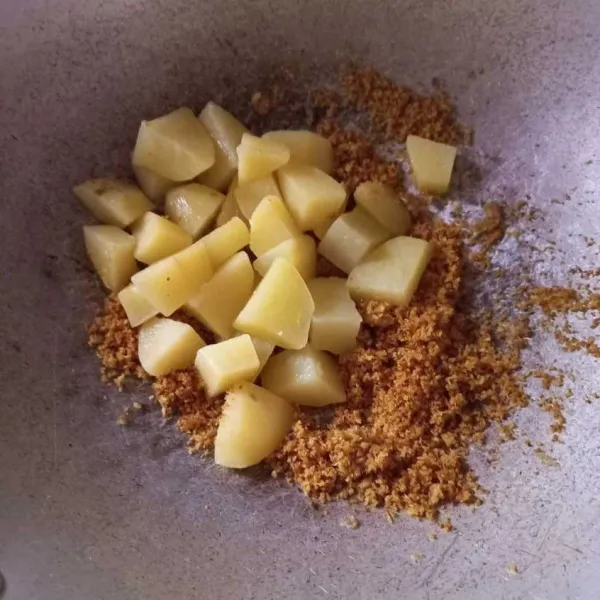 Masukan kelapa sangrai halus dan kentang, tambahkan garam dan gula, aduk hingga rata. Setelah itu tusuk-tusuk dengan tusukan sate, siap dihidangkan.