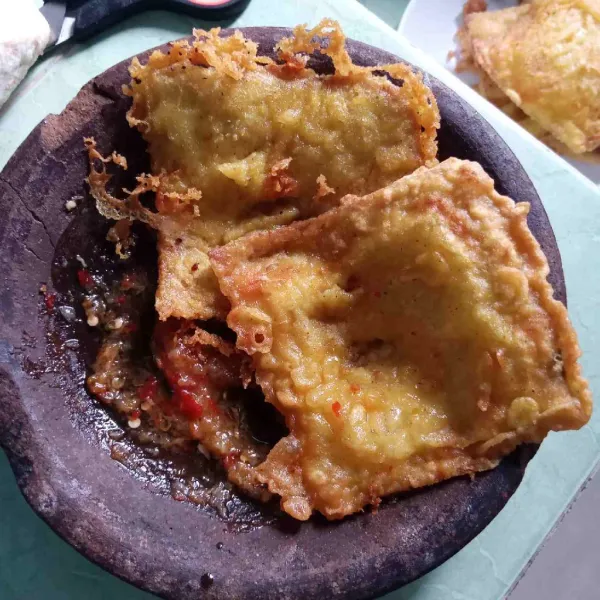 Goreng sebentar bawang putih lalu haluskan bersama cabai rawit, garam dan gula. Geprek tempe di atas cobek lalu sajikan dengan nasi hangat