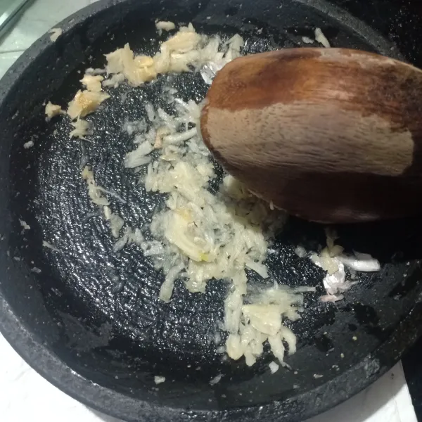 Haluskan bawang putih.
